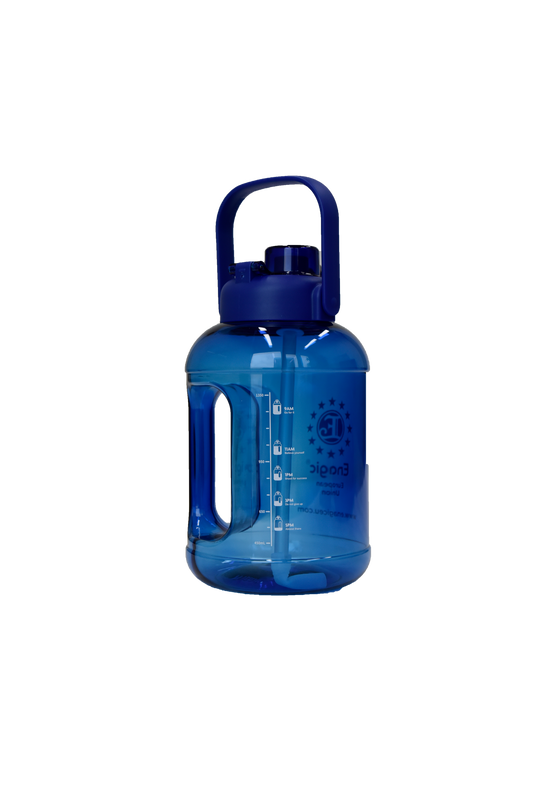Stor blå drikkeflaske med hvit logo.
