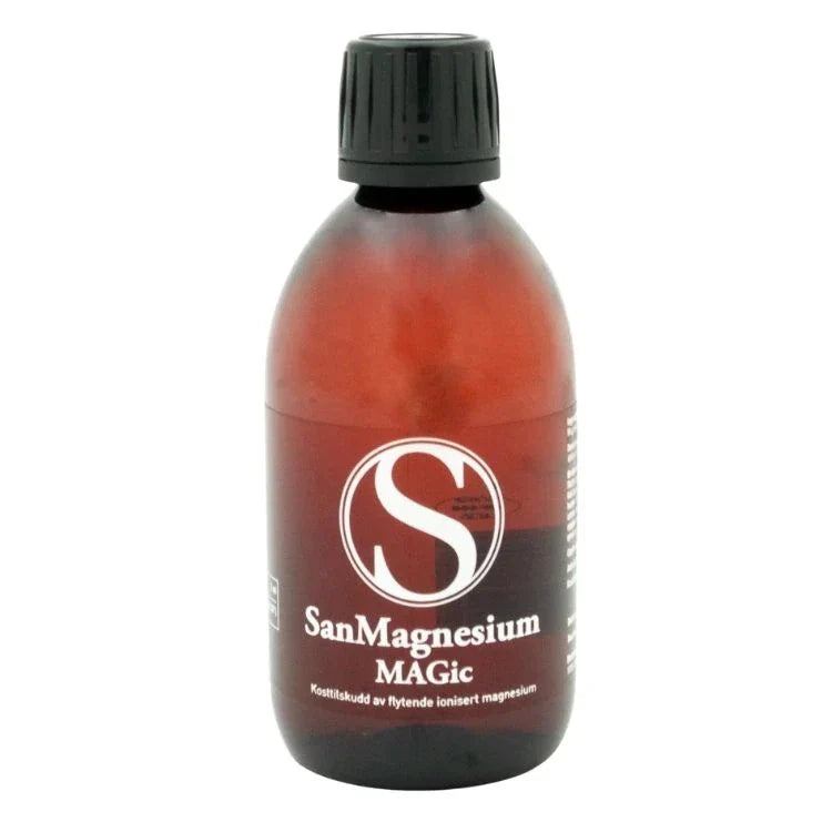 Sort flaske med skrukork og hvit skrift, står mot lys bakgrunn. Produktets logo og beskrivelse står tydelig på etiketten.