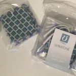 Nærbilde av firkantete ultratone pads, pakket inn i poser.