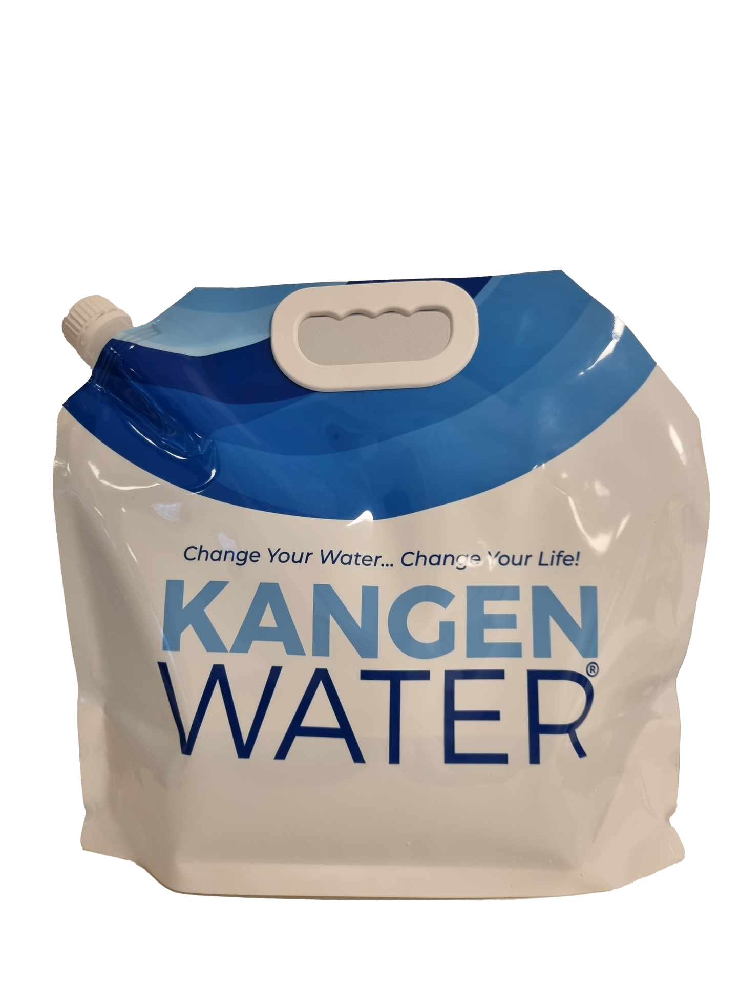 Hvit og blå plastpose til vann. Logo på framsiden, og håndtak på toppen. Hvit bakgrunn.