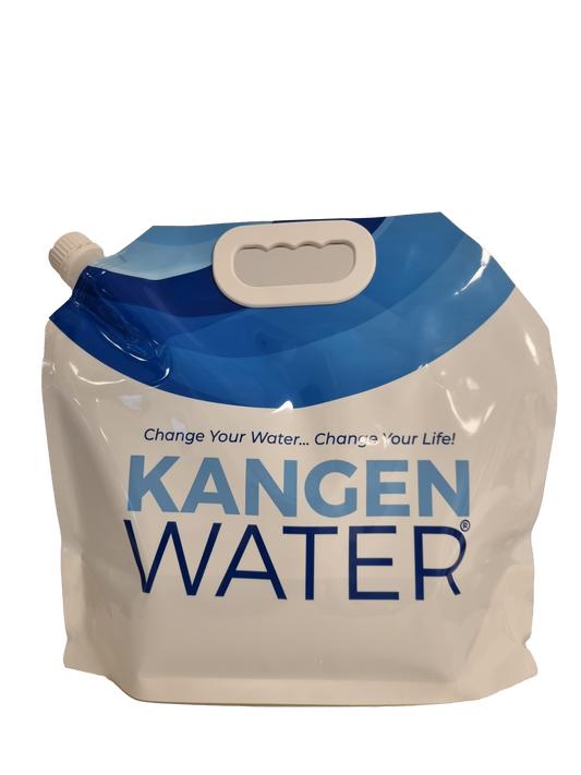 Hvit og blå plastpose til vann. Logo på framsiden, og håndtak på toppen. Hvit bakgrunn.