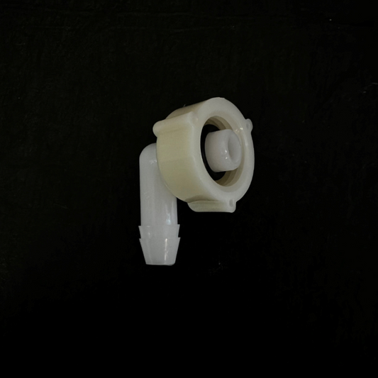 Hvit vinkelconnecter i plast vises på mørk bakgrunn.