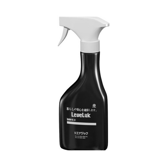 Sort sprayflaske med håndgrep, med hvit skrift. Hvit bakgrun.