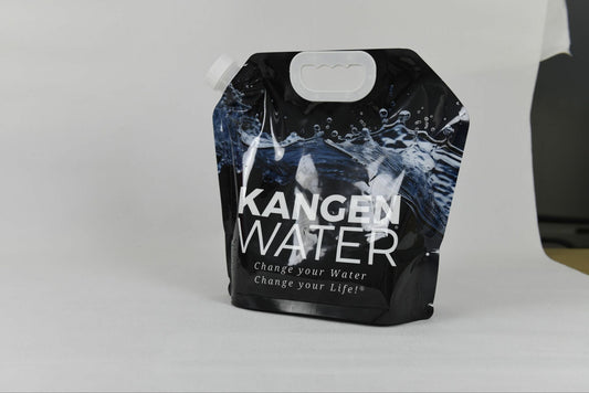 Mørk plastpose til vann, med hvit logo på framsiden. Posen har detaljer av bølgende vann. Hvit bakgrunn.