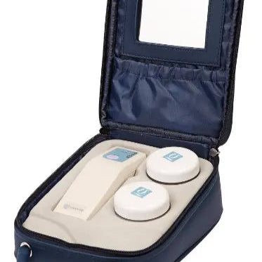Et åpnet kit vises med tre produkter innenfor. Kittet er i en mørk farge, mens produktene ligger i en beige seng.